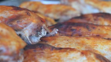 Lezzetli altın sarısı kızarmış tavuk bacakları hazır ve sıcak servis edilmeye hazır.