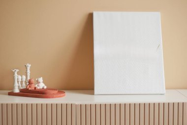 Boş bir tuval ve zarif bir dekor sergileyen şık bir minimalist kurgu, gerçekten büyüleyici.