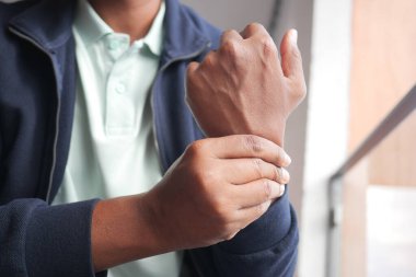 Acı çeken adam yaklaş. .