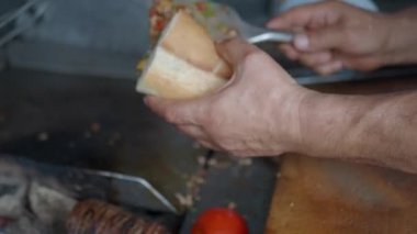 Inthe Caddesi 'nde tavuk dürümü hazırlıyorum. .
