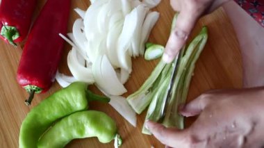 Renkli ve canlı sebzeler ustalıkla dilimlenip, yemek hazırlamak için mükemmel hale getiriliyor.