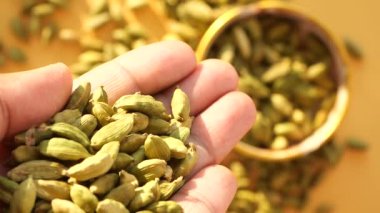 Yavaş çekimde kakule elden dökülüyor. .