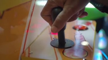 Heyecan verici bir oyun konsolunda bir elin joystick 'i sıkıca kavradığı yakın çekim görüntüsü