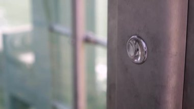 Adam asansör düğmesine basar.