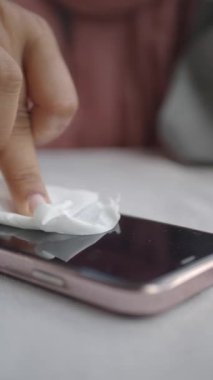 Adam el temizleme cep telefonu görüntüsü