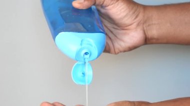 El şampuanı açık gri arka planda