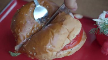 Kesme tahtasındaki taze burgerin yakın plan çekimi..