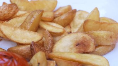 Lezzetli atıştırmalıklar ya da lezzetli bir meze olarak mükemmel kızarmış patates dilimleri.