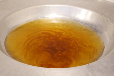  Sebze yağını büyük bir tavaya döker. .