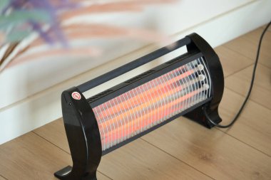 Modern elektrikli kızılötesi ısıtıcı oturma odasında, yakın çekim. Yüksek kalite fotoğraf