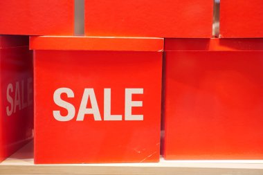 Satış işaretli kırmızı kutular potansiyel müşterileri etkili bir şekilde çekmek için promosyonlarda kullanılır.