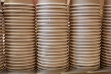 Kafede bir sürü kağıt kahve fincanı var. ,