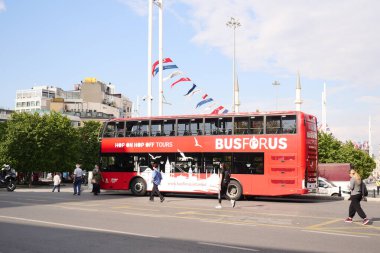 İstanbul Türkiye 12 Mayıs 2023. Kırmızı büyük otobüs, çift katlı turist otobüsü..