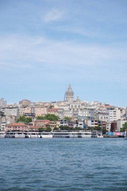 İstanbul 'daki güzel suya bakan ikonik Galata Kulesi' nin çarpıcı bir görüntüsü.