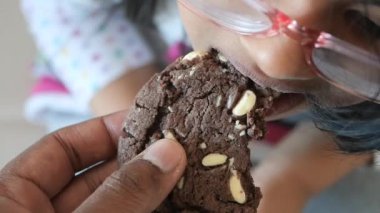 Lezzetli Çikolatalı Çerez Yiyen Çocuk,