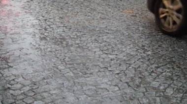 Yağmurlu bir günde su damlaları. Şehirde gece görüşü, seçici odaklanma .