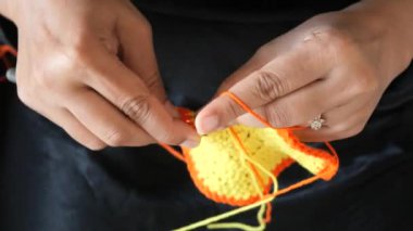 El örgüsünü kanca, yün ipliği, yaratıcı zanaat ile kapatın..