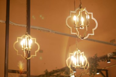 Güzel dizayn edilmiş fenerler, şık bir iç dekorasyon geliştiren sıcak bir ışık yayar.