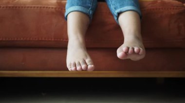 Yumuşak ve davetkar bir koltukta dinlenen rahat ayaklar gerçek bir rahatlama hissi yaratıyor.