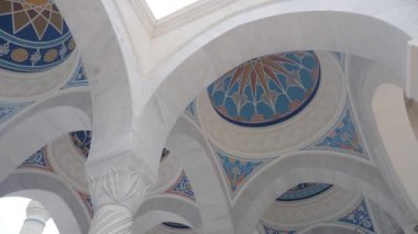 Güzel ve renkli tavan desenlerini gösteren karmaşık bir mimari tasarım.
