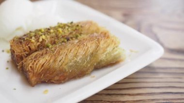 Türk tatlı Baklava bir plaka üzerinde .