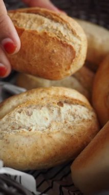 Taze pişmiş ve rahat bir sepete yerleştirilmiş altın ekmeğin tadını çıkarıyorlar.