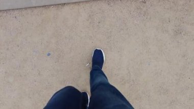 Ayakkabılı bir adamın yolda yürürken ki görüntüsü. .