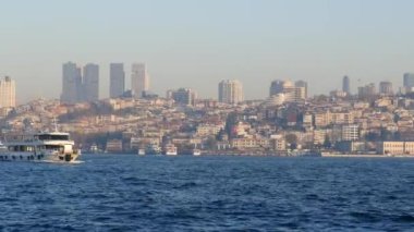 İstanbul 'un büyüleyici ufuk çizgisi ve rıhtımının nefes kesici manzarasını tecrübe edin.