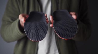 Tasarım ve doku farklılıklarını gösteren iki ayakkabı tabanı görsel karşılaştırması.