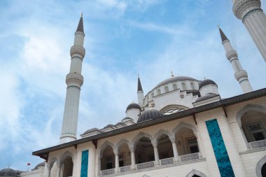 Göz kamaştırıcı bir cami, berrak mavi gökyüzünün altında zarif mimarisini sergiliyor.
