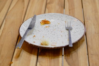 Çatallı boş bir tabak...