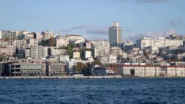 İstanbul 'un çarpıcı bir ufuk çizgisi manzarası, canlı mimari ve liman manzarası.