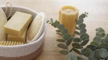 Keyfiniz için çok güzel dizilmiş doğal sabun ve spa malzemeleri.