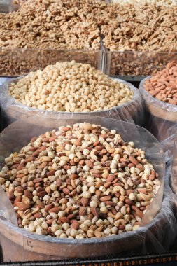 Piyasa sepetlerinde sergilenen fındık ve tohumlardan oluşan canlı bir çeşitlilik çekiciliklerini gözler önüne seriyor.