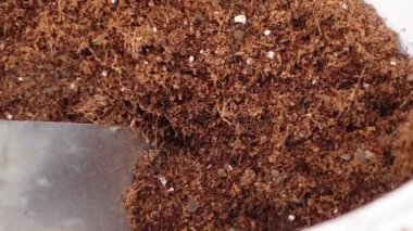 Saksı toprağının dokusu, bahçeler ve bahçıvanlık için mükemmeldir.