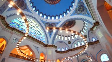 Cami vitrinlerinin büyüleyici iç mekanı karmaşık tasarımlar ve çarpıcı aydınlatma elementleri.