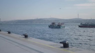 Sakin sularda ustalıkla hareket eden teknelerin sakin bir görüntüsü, güzel bir hava yaratıyor.