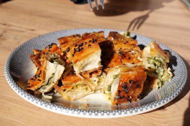 Geleneksel Türk Mutfağı Pastaları tabakta borek ,