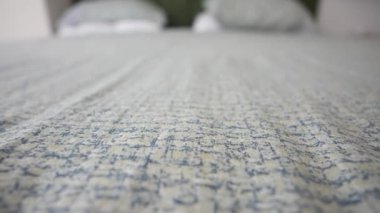 Dokulu bir yatak örtüsüne yakın çekim huzur ve rahatlama için rahatlatıcı bir atmosfer yaratır.