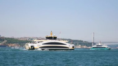 Türkiye İstanbul 18 Temmuz 2023. Boğaz 'da nakliye feribotu. Feribot yolcu taşır..
