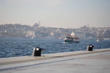 Istanbuls 'un inanılmaz güzel manzarası. Huzur içinde yüzen teknelerin olduğu resim gibi bir deniz manzarası.