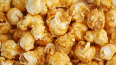 Lezzetli karamelli patlamış mısırlar güzel bir şekilde tüm yüzeye yayılmış.