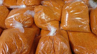 Portakallı mercimek paketleri ihtiyaçlarınız için şeffaf plastik torbalara konur.