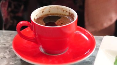 Türk kahve masada .