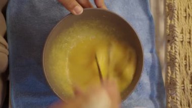 Yumurtaları güçlü bir şekilde bir kasede karıştırmak lezzetli bir tarif yaratmak için gereklidir.