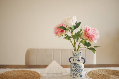 Şaşırtıcı güzellikteki şakayıklar son derece şık bir yemek ortamında sergileniyor.