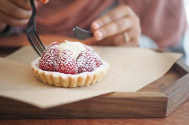 Kremalı, baştan çıkarıcı bir çilekli turta. Her lokmada zevk almaya hazır.