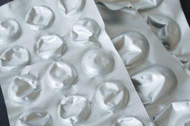 Genellikle ilaç ve tedavilerde kullanılan gümüş su toplayıcı paketlerinin ayrıntılı görünümü