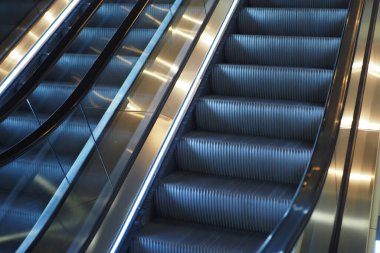 Bu modern yürüyen merdiven tasarımı zarafetini artıran metalik bitişler içerir.