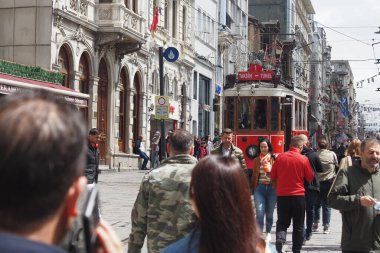 Türkiye İstanbul 12 Mayıs 2023. Taksim Meydanı 'nda nostaljik kırmızı tramvay.